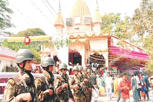 बांग्लादेश में महाअष्टमी और पुण्य स्नान के लिए जुटे हजारों हिंदू, मंदिरों के बाहर सेना तैनात