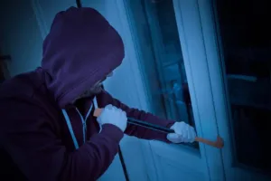 परिवार हॉल में सोता रहा, नकबजन दो भाइयों के मकानों में चोरी कर हुए फरार