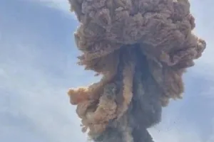 ईरान में बंदरगाह पर भीषण विस्फोट : आसमान में छाया धुएं का काला गुबार, करीब 80 लोग घायल 