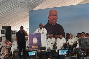 कांग्रेस के आगे बढ़ते ही एजेंसियों से दबाव बना रही मोदी सरकार, हम झुकेंगे नहीं : खड़गे