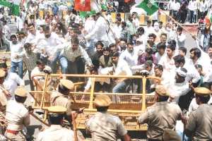 बैरिकेड्स गिराकर कलक्ट्रेट में घुसे यूथ कांग्रेसी : पुलिस नहीं कर पाई काबू, सेवन वण्डर्स निर्माण में जनता के पैसों के दुरुपयोग पर जताया रोष