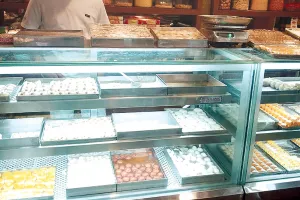 मिठाइयों पर दुकानदार नहीं लिख रहे एक्सपायरी डेट