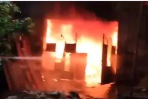 फर्नीचर गोदाम में भीषण आग : एक घंटे की मशक्कत के बाद पाया काबू, रसायनों की वजह से बढ़ी मुश्किलें