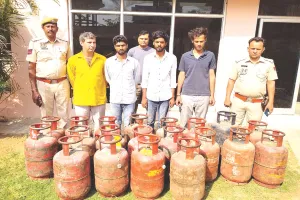 किराए की स्कूटी से गैस सिलेण्डर चोरी करने वाली गैंग के तीन बदमाश और एक खरीदार गिरफ्तार