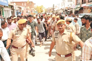 ज्वैलरी शॉप लूटने वाले बदमाशों का जुलूस निकाला, बाजार में लोगों ने पुलिस के समर्थन में लगाए नारे