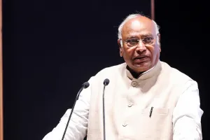 रामलीला मैदान में संविधान बचाओ रैली आज : कांग्रेस अध्यक्ष खड़गे आएंगे, इसी मैदान में इंदिरा गांधी ने कांग्रेस की घोषणा की थी