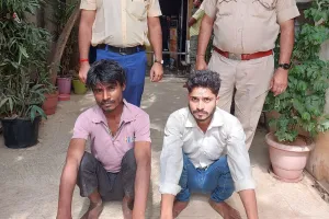 मोबाइल चोर गैंग का पर्दाफाश : दो गिरफ्तार, कब्जे से चार स्मार्टफोन और एक धारदार कटर बरामद