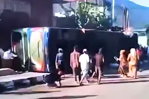 इंडोनेशिया में तेज रफ्तार बस पलटी : 12 लोगों की मौत, 5 घायल