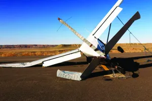 कैलिफोर्निया में एक छोटा विमान क्रैश : संरचनाओं को मारी टक्कर, पायलट की मौत
