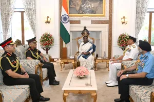 सीडीएस और तीनों सेना प्रमुखों ने द्रौपदी मुर्मु से की मुलाकात : सशस्त्र बलों के अभियान-ऑपरेशन सिंदूर की दी जानकारी, राष्ट्रपति ने की सेना की वीरता की सराहना 