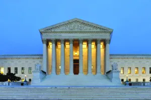 ट्रम्प के प्रवासियों को निकालने पर रोक, सुप्रीम कोर्ट ने कहा- लोगों को देश से निकालने से पहले उन्हें कानूनी प्रक्रिया का देना होगा मौका  