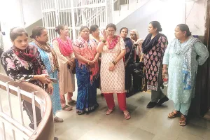 द्वारकापुरी में अव्यवस्थाओं को लेकर महिलाएं पहुंचीं हाऊसिंग बोर्ड मुख्यालय