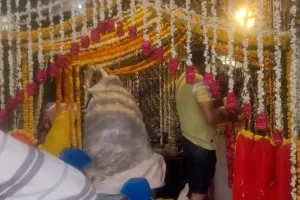 शनि जयंती पर शनि मंदिरों में उमड़ा श्रद्धालुओं का सैलाब, लंबी कतारों में खड़े होकर शनिदेव के किए दर्शन 