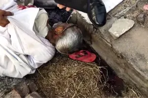 हाइवे पर डिवाइडर के पास मिला वृद्ध का शव : इलाके में फैली सनसनी, घटना का कारण अभी तक स्पष्ट नहीं 