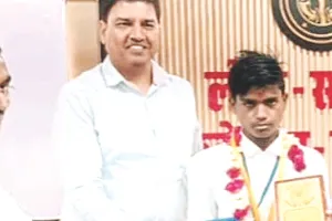 आजादी के बाद निजामपुर गांव में पहली बार किसी ने हाईस्कूल पास किया, मजदूर के बेटे ने पेश की मिसाल