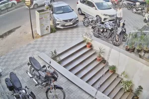 मॉल के बाहर खड़ी कार से बैग चोरी, सीसीटीवी में कैद हुई वारदात