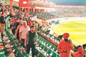 पाक अटैक के बीच पंजाब दिल्ली आईपीएल मैच रद्द :  खिलाड़ियों को स्पेशल ट्रेन के जरिए धर्मशाला से निकाला, प्रशंसकों ने मैदान में लगाए पाकिस्तान मुर्दाबाद के नारे 