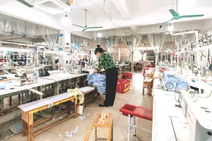 चीन में ट्रंप के टैरिफ का असर : कारखाने बंद, मजदूरों को वेतन नहीं