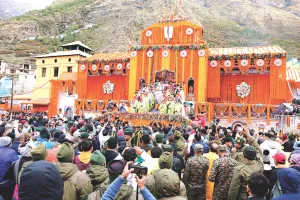 बाबा बदरीनाथ धाम के कपाट खुले : दस हजार श्रद्धालु रहे मौजूद, हेलीकॉप्टर से की गई पुष्प वर्षा 