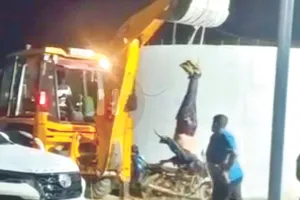 सोशल मीडिया पर वीडियो वायरल, पुलिस विभाग में हड़कम्प : युवक को जेसीबी पर उल्टा लटका बेरहमी से पीटा, हिस्ट्रीशीटर समेत 2 गिरफ्तार
