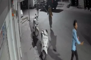 मंदिर की दीवार पर लघुशंका करते विवाद, आरोपी ने महिला पर फेंके पत्थर