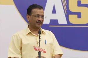 मुख्यधारा की राजनीति सभी समस्याओं की जड़ : विदेश में पढ़ते हैं उन नेताओं के बच्चे, केजरीवाल ने कहा- यहाँ कराते हैं हिंदू-मुसलमान 