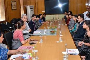 प्रशिक्षु आईएएस अधिकारियों ने मुख्य सचिव से की मुलाकात, सुधांश पंत ने कहा- प्रशासनिक अधिकारियों को निरंतर सीखने की जिज्ञासा बनाए रखनी चाहिए