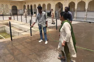 गर्मी का असर : हवामहल स्मारक में किया पानी का छिड़काव, पर्यटकों को मिलेगी राहत 