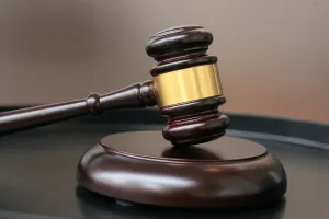 जज ने सुनाया कोर्ट के बाहर सड़क पर ही फैसला : बुजुर्ग दंपति को मिली राहत, बहू द्वारा दहेज उत्पीड़न के लगाए गए थे झूठे आरोप