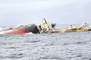 कोच्चि तट पर कार्गो शिप डूबा, नेवी और कोस्टगार्ड ने सभी 24 क्रू मेंबर्स को बचाया