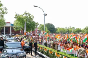 मोदी ने वडोदरा में किया रोड शो : हजारों लोगों ने उनके काफिले पर बरसाए फूल, 24 हजार करोड़ रुपए से अधिक लागत के विकास कार्यों का करेंगे लोकार्पण  