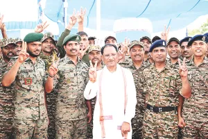 नक्सल विरोधी अभियान की सफलता पर दी बधाई : गलगम पहुंचे मुख्यमंत्री विष्णु देव साय, जवानों का हौसला बढ़ाया