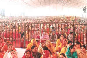 कथा वाचक प्रदीप मिश्रा से शिवमहापुराण कथा सुनने उमड़े श्रद्धालु : सुविधा के लिए पानी, छाया और चिकित्सा की समुचित व्यवस्था