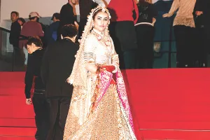 फिल्म लाइफ के लिए रुचि गुर्जर पहुंची कांस फिल्म फेस्टिवल : गले के हार में प्रधानमंत्री नरेंद्र मोदी की तस्वीरों को सजाया