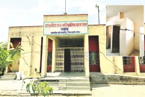 पछाड़ में सरकारी जनजातीय छात्रावास की हालत दयनीय, खतरे में 40 छात्राओं का जीवन 