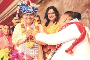 लव जिहाद से सावधान रहें, पेट्रोल और मोबाइल रिचार्ज के चक्कर में न उलझें : प्रदीप मिश्रा