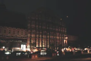 जयपुर में ब्लैक आउट का दिखा असर : शहर के अधिकांश हिस्सों में रहा अंधेरा, कहीं रही रोशनी