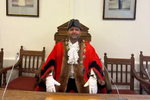 मिर्जापुर के छोटे से गांव के एक किसान के बेटे ने नाम किया रोशन, लंदन में बना मेयर