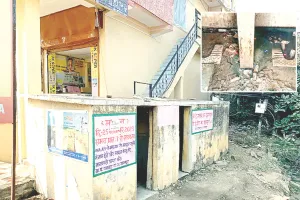 गंदगी से अटा शौचालय, सफाई व्यवस्था चौपट