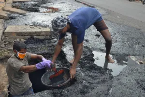 प्रतिबंध के बावजूद टैंकों की हो रही मैनुअल सफाई, मशीनों से करवाई जाती हैं टैंक की सफाई