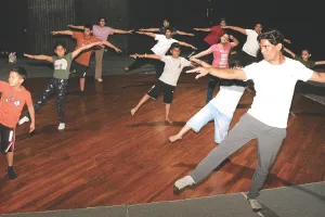 जूनियर समर कैंप, कन्टेम्परेरी डांस में बच्चे सीख रहे कार्टव्हील और लिफ्टिंग स्टंट्स