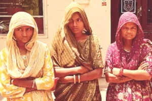 ई-रिक्शा में बैठी सवारी का जवाहरात से भरा पर्स चोरी करने वाली गैंग की तीन महिला गिरफ्तार