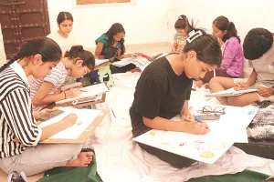 जूनियर समर कैंप : पोर्ट्रेट मेकिंग में बच्चे सीख रहे स्केचिंग के विभिन्न आयाम