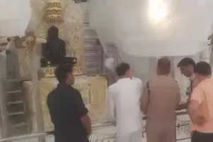 जैन मंदिर में बड़ी वारदात : एक करोड़ का सोना चुरा ले गए चोर, सीसीटीवी कैमरे में कैद हुई वारदात