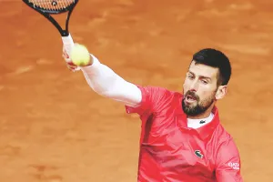 फ्रेंच ओपन : जोकोविच ने बरकरार रखा शुरुआती जीत का रिकॉर्ड, दिमित्रोव ने बीच में छोड़ा मैच