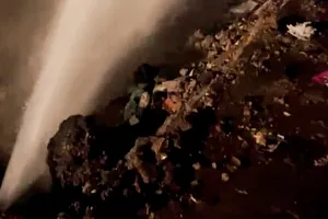 टूटी पाइप लाइन, हजारों लीटर पानी बर्बाद, सड़क निर्माण कार्य नल उपभोक्ताओं पर भारी 