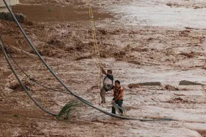 जम्मू में बारिश के कारण अचानक बढ़ा जल स्तर : नदी के बीचों-बीच फंसा मजदूर,  एसडीआरएफ ने सुरक्षित निकाला बाहर