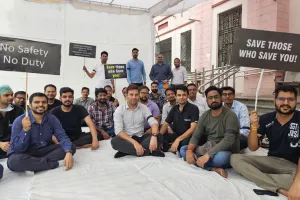 रेजिडेंट डॉक्टर की करंट से मौत पर फूटा डॉक्टरों का गुस्सा: जयपुर से उदयपुर तक विरोध, OPD 2 घंटे ठप; काली पट्टी बांध जताया रोष