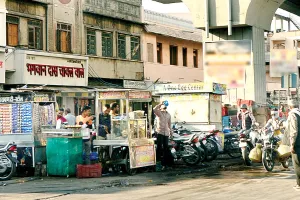 फ्लाई ओवर के नीचे अतिक्रमण से पनप रही अवैध दुकानें व पार्किंग