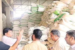 एसएसपी के साढे 42 हजार बैग की बिक्री पर रोक : भीलवाड़ा में तीन खाद निर्माता फैक्ट्रियों पर कार्रवाई, लिए उर्वरकों के सैंपल